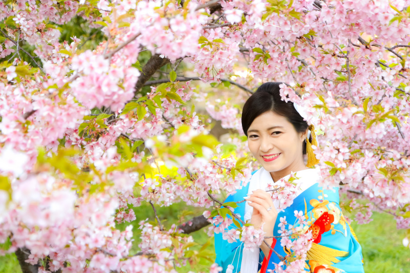 ピンクと水色の中の笑顔