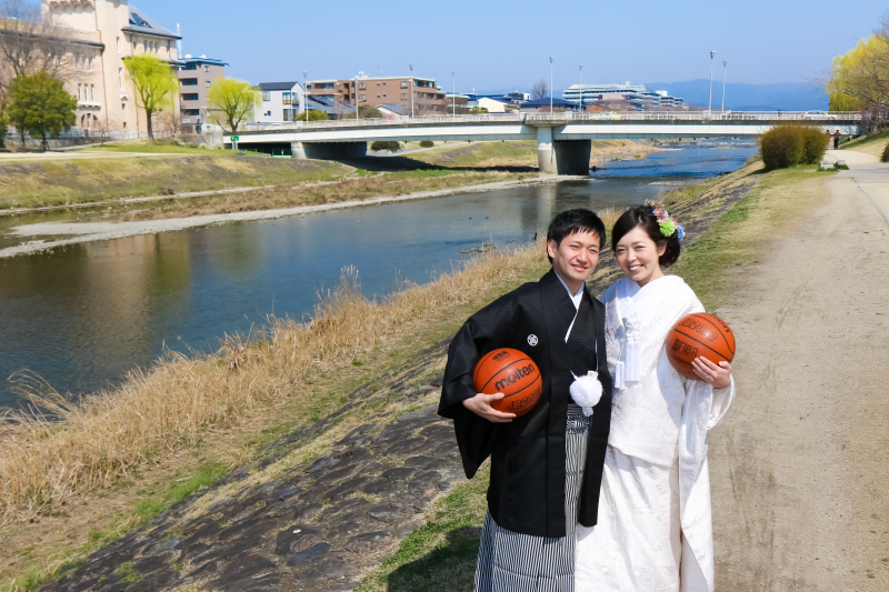 鴨川をバックに！