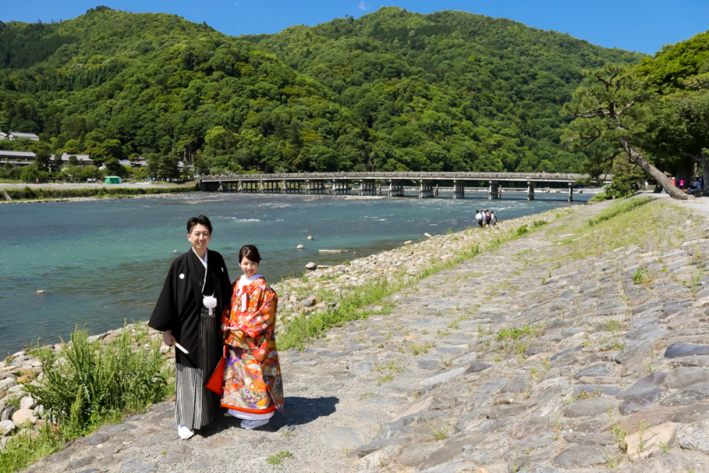 名物をバックに