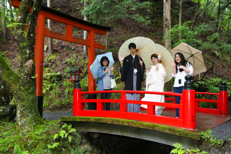 朱色の橋の上で