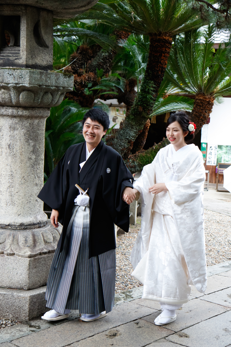 新郎さんに手を引かれて