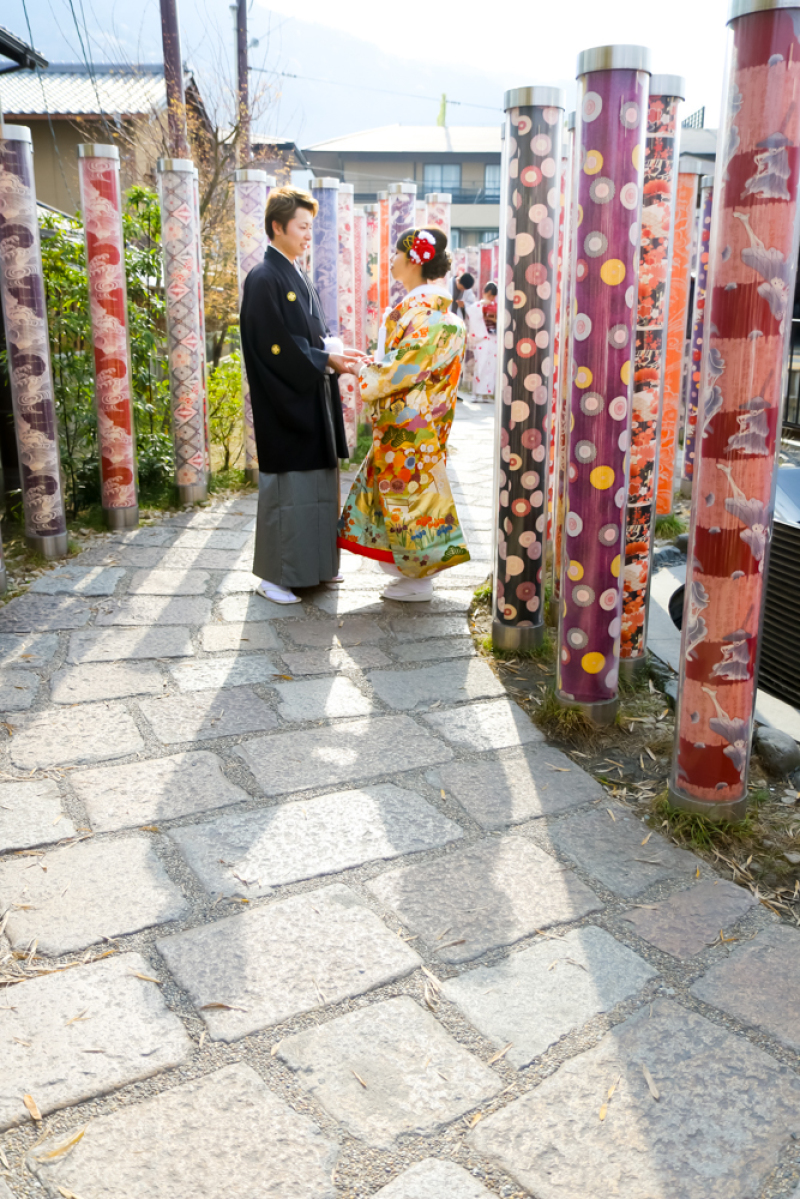 手を取り合って