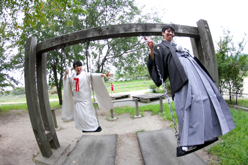 着物でブランコ