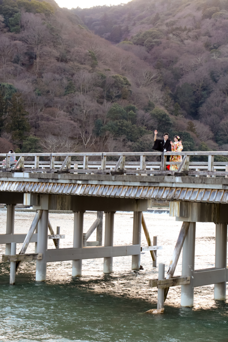 渡月橋を渡る二人