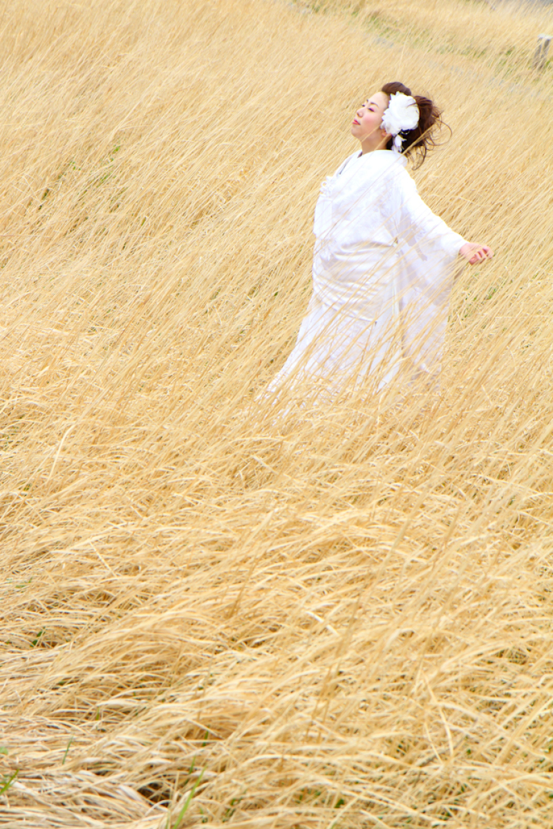 風になびく新婦さん！