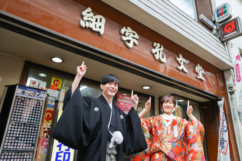 お気に入りのお店の前で！