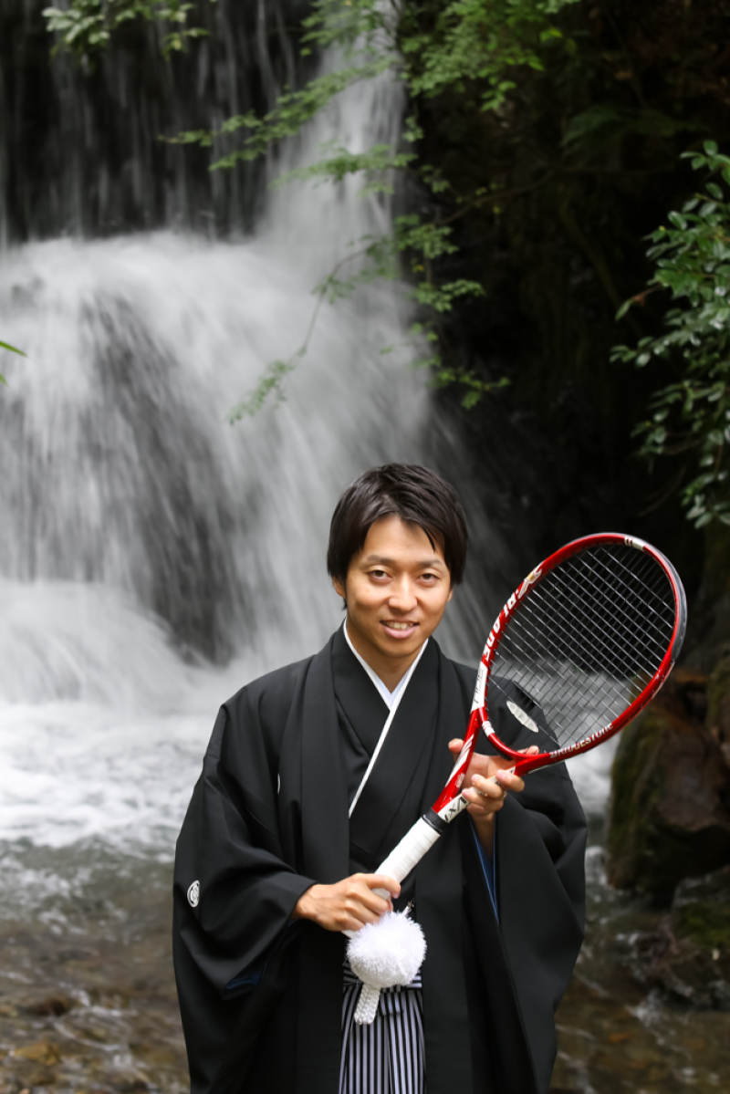 滝をバックに！