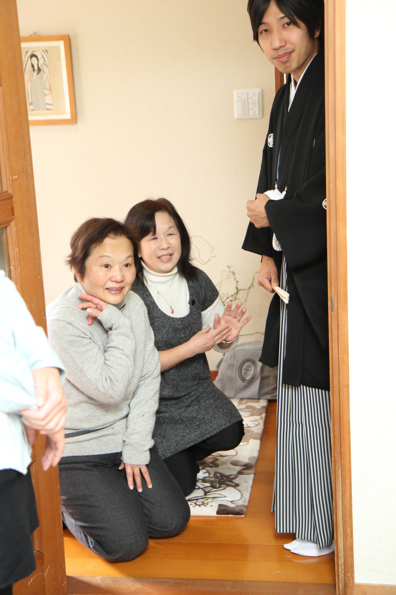 見守る新郎さん