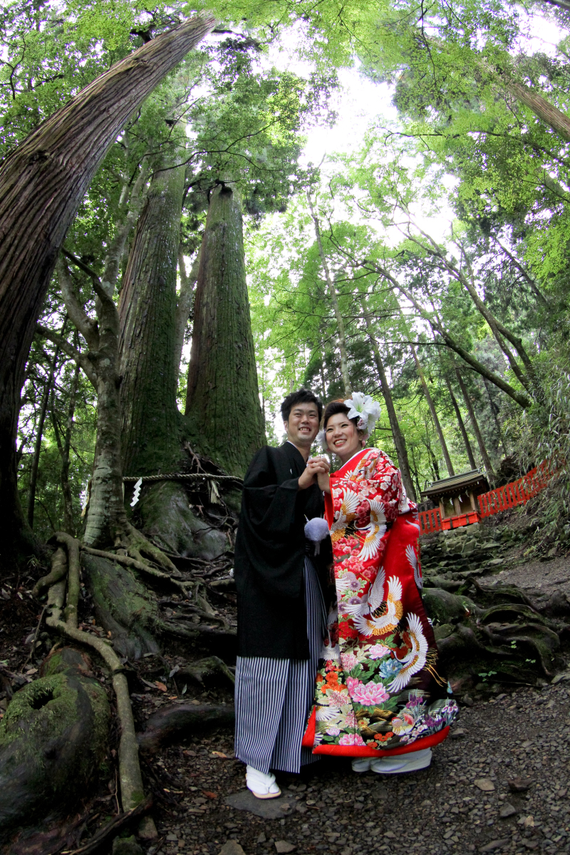 御神木の前で