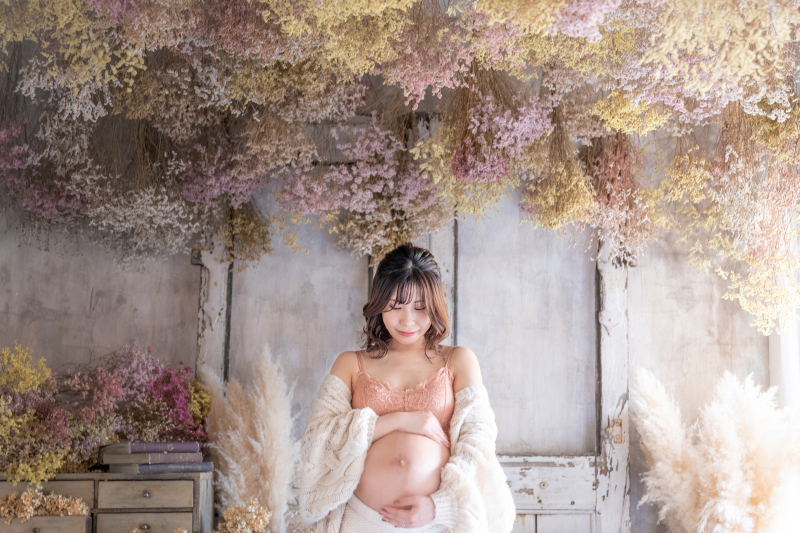 たくさんのドライフラワーとアンティーク家具のここでしか撮れないマタニティフォト