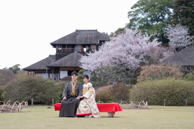 座って微笑んで