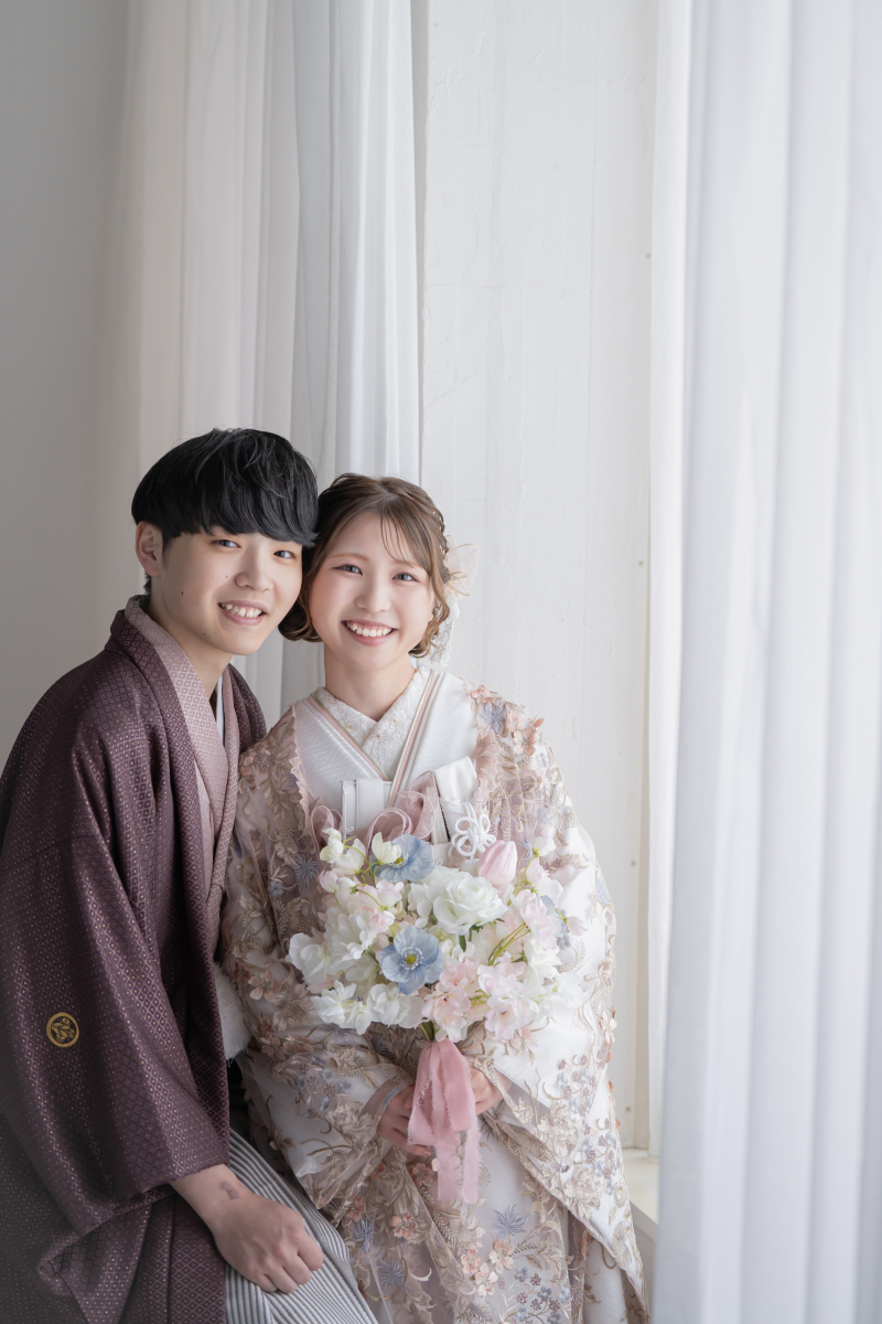 窓辺で寄り添って