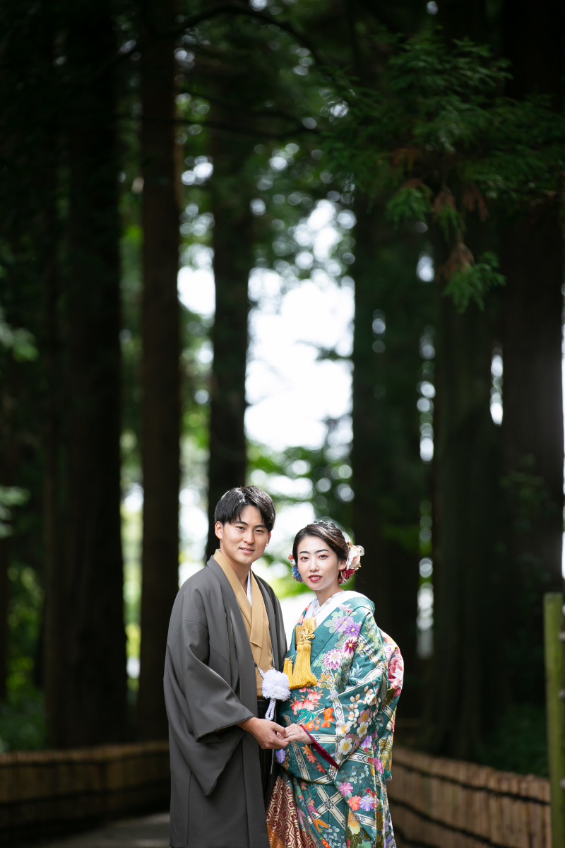 手を取り合って