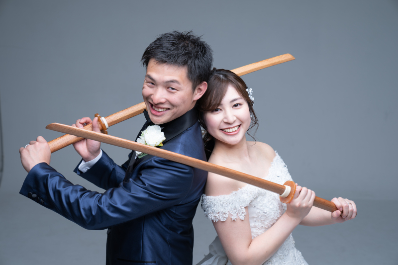 タキシード&times;ドレス&times;木刀