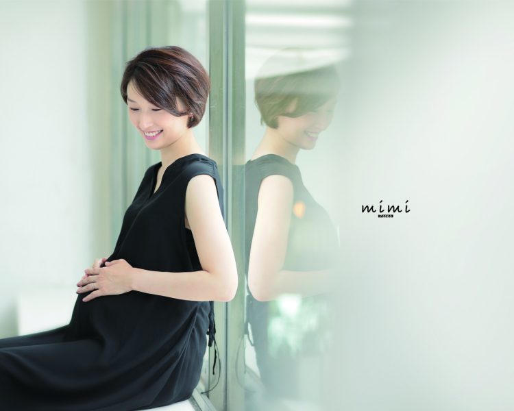 黒の衣装でクールな印象に