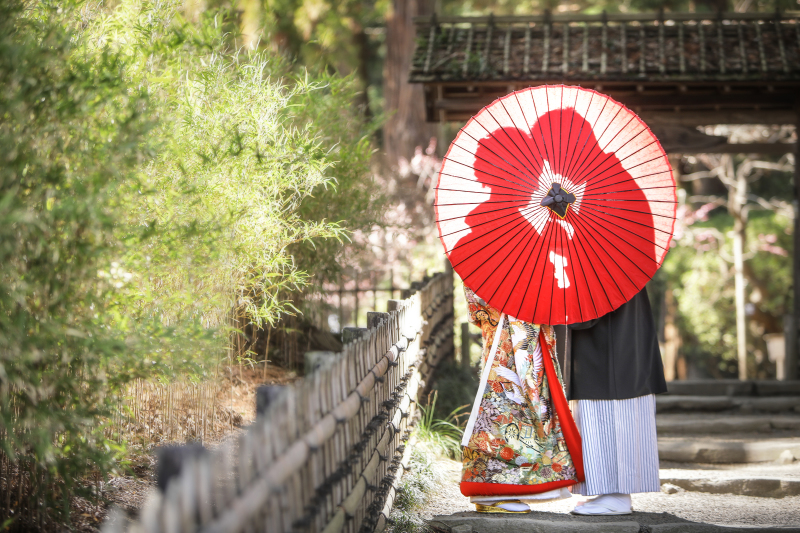 傘の向こうで何話してるのかな？