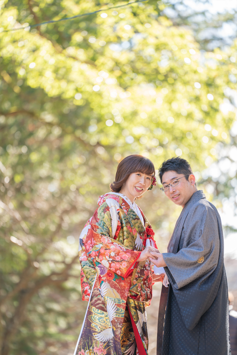 手を取り合って