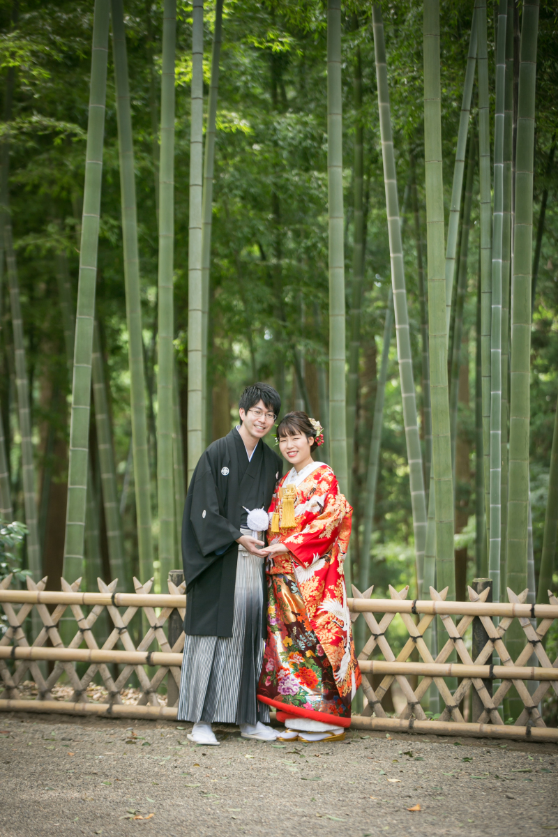 竹林をバックに