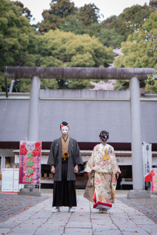桜とお面とおふたり