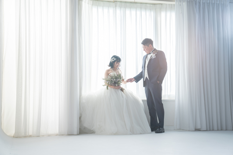 手を取り合って