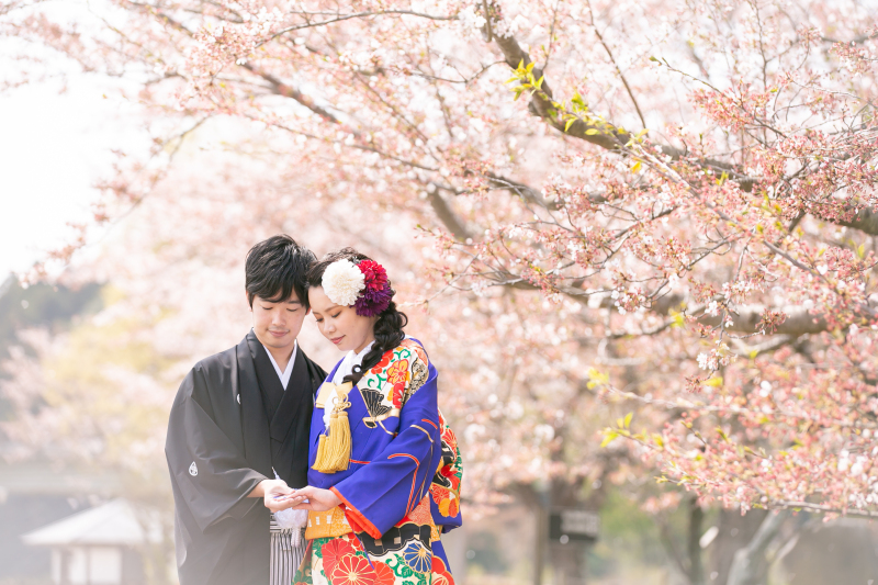 手元を見つめて