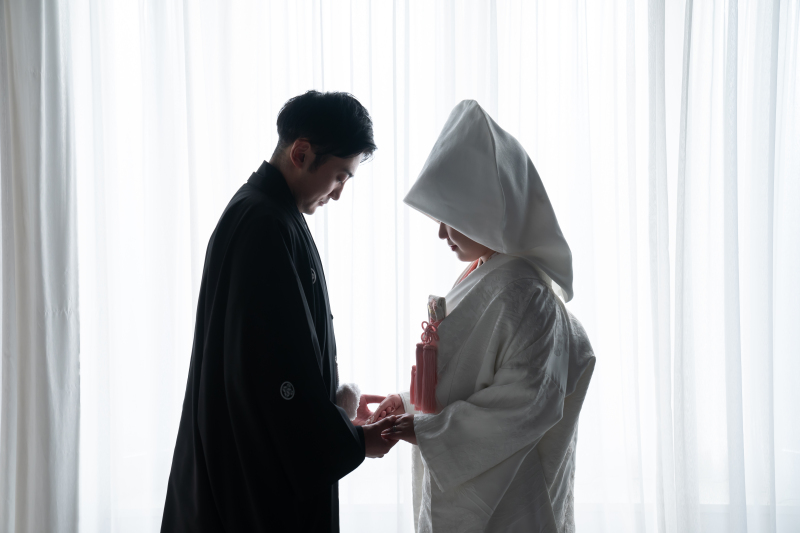 手を取り向き合って