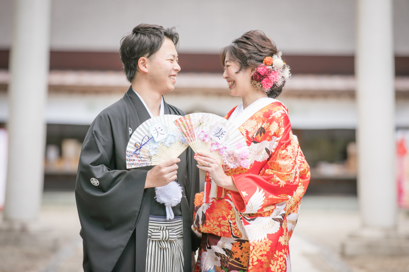 おそろいの扇子をもって