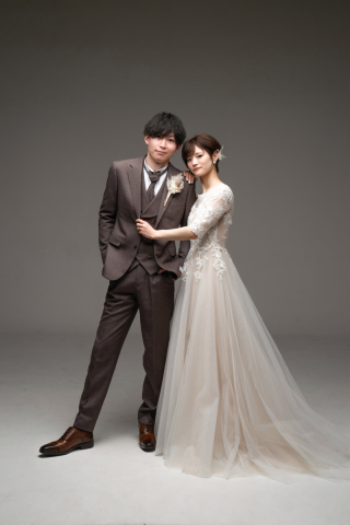 長身の新郎さまはモデル体型、新婦様は美形ショートカット、お二人ともインパクト強い！この写真はかっこよく！をテーマに撮らせてもらった一枚です。