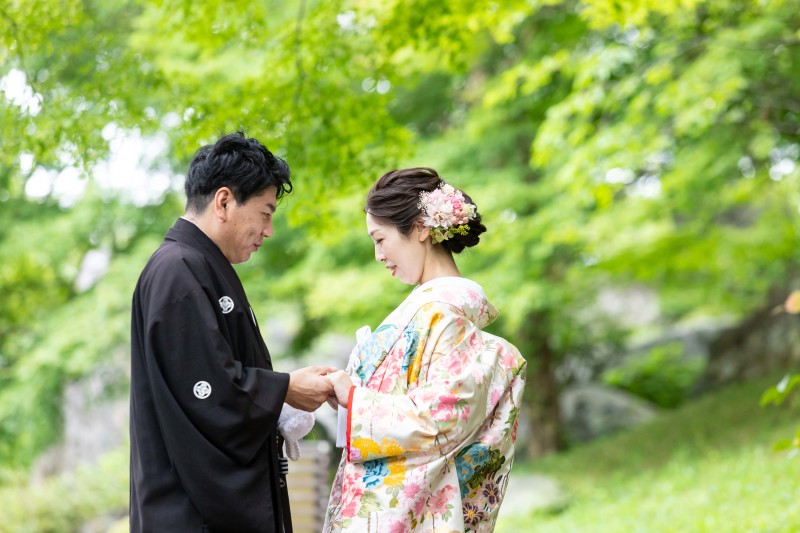 手を取り合って