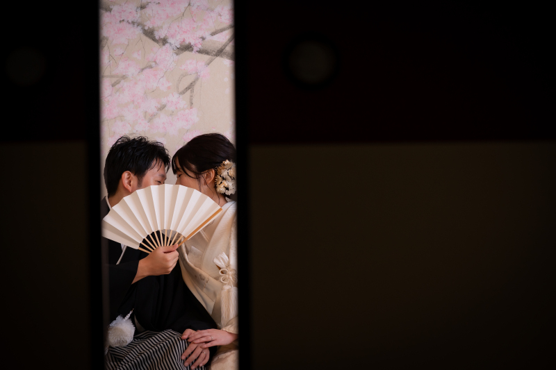 扉の隙間から・・・♡