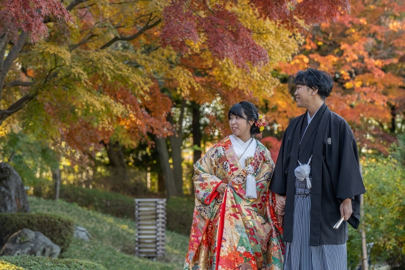 色鮮やかな紅葉の下での「二人の歩み」