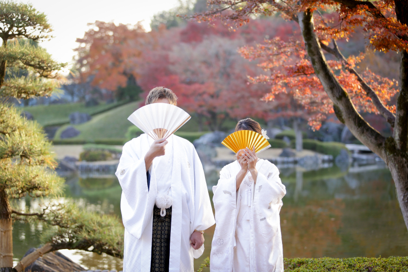 扇子で顔を隠して( *´艸`)