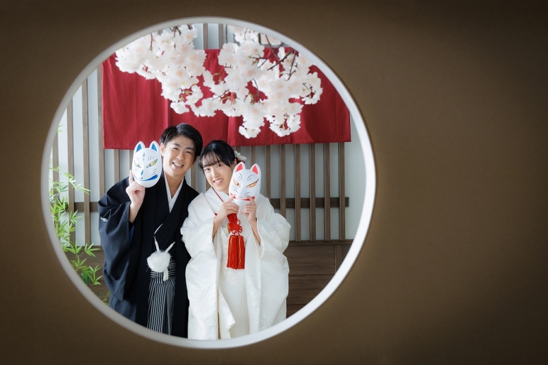 狐のお面からひょっこり