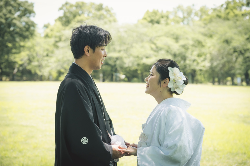 緑をバックに白無垢が映えるご新婦様