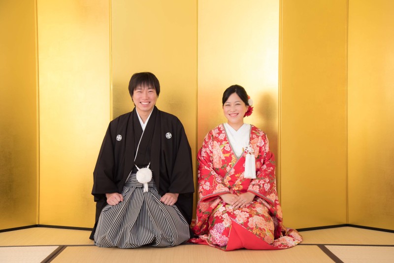 金屏風で正座ショット