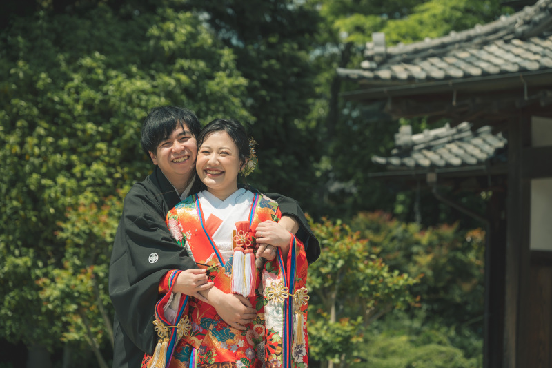 古民家を背景に