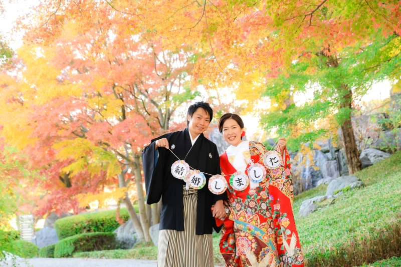 紅葉の下でニッコリ笑顔