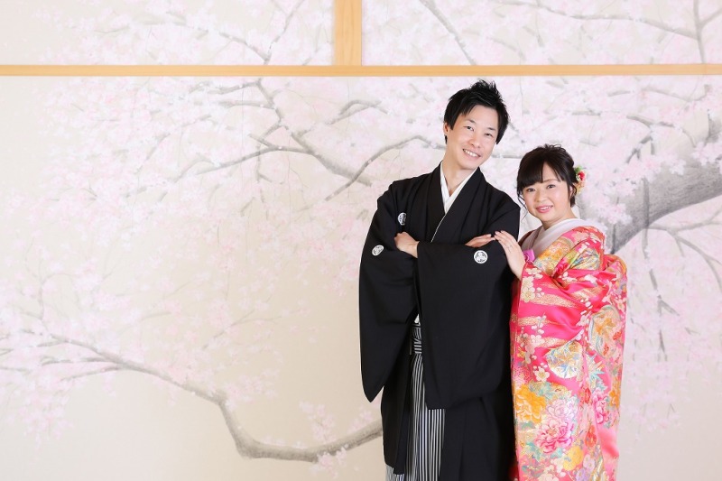 桜の前で寄り添って・・