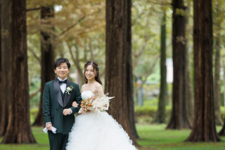 光と緑に包まれたドレス撮影