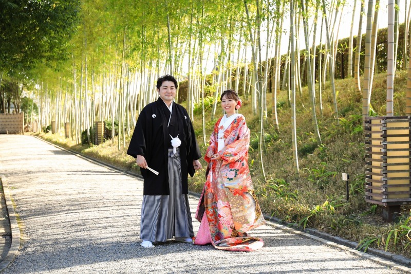 竹林をバックに