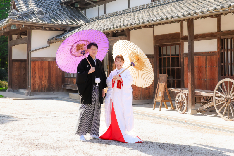 建物を背景に和装ならではの1枚