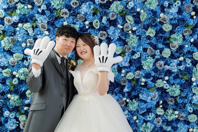 ブルーの壁を背景に