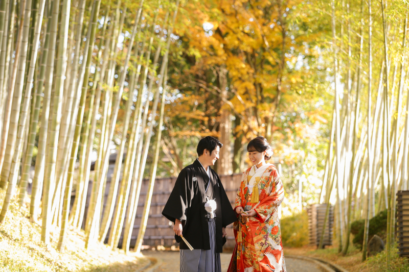 竹やぶを背景に