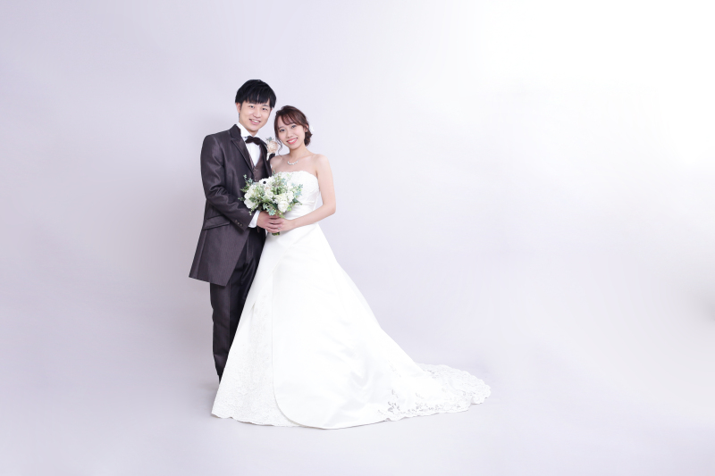 まずはウェディングドレスとの撮影★