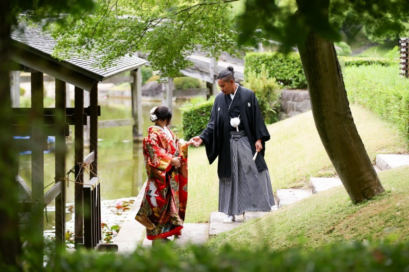 庭園を歩くお二人