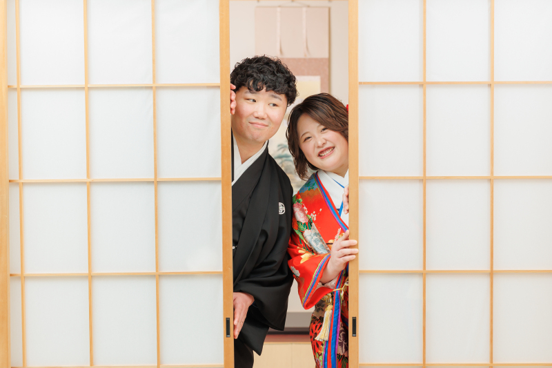 仲良しご夫婦のキュートな「ひょっこり」和装フォト