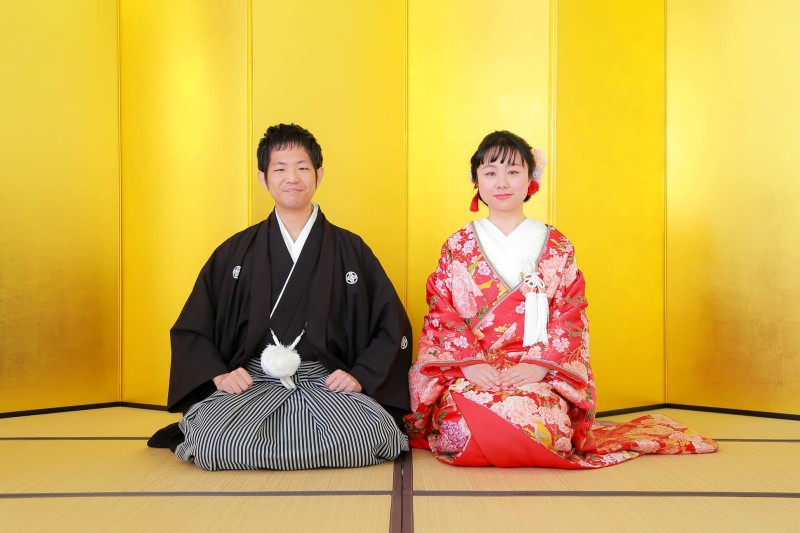 金屏風前では...