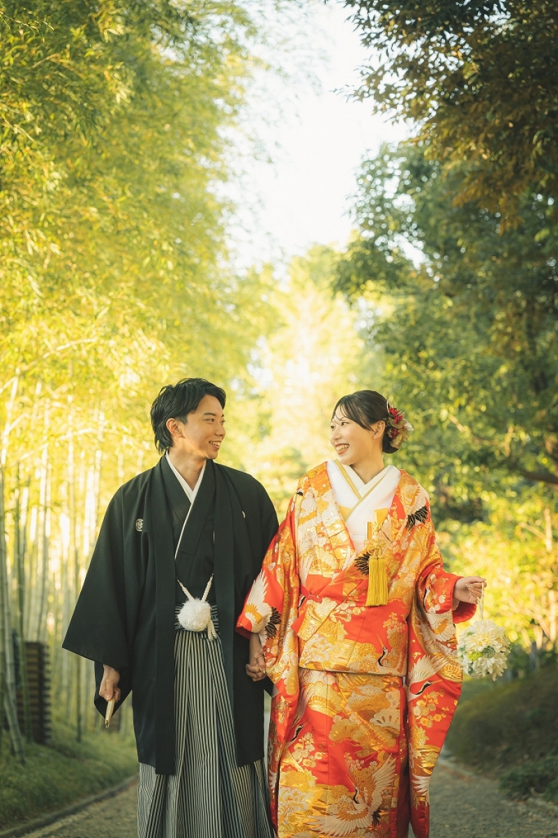 竹林の静寂に、鮮やかな愛を