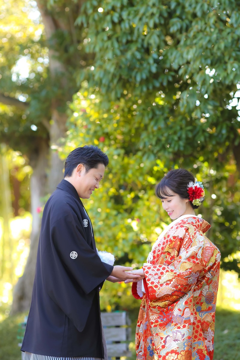 手を取り合って優しく