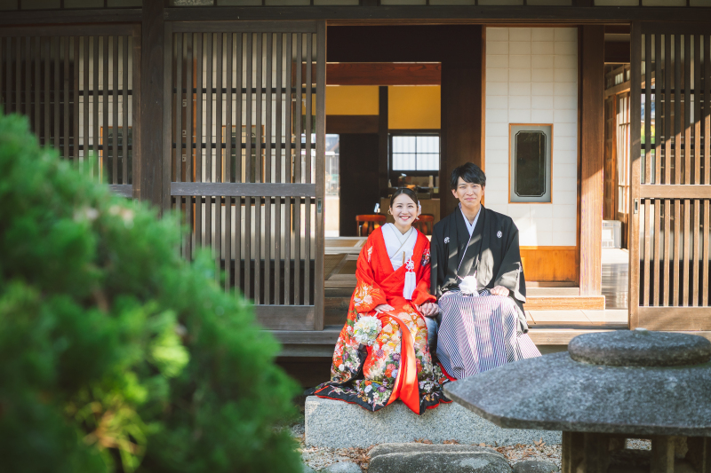 腰を掛けてニッコリ